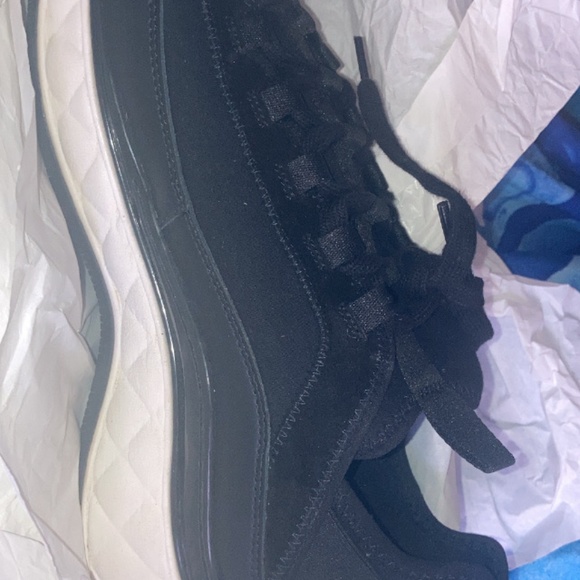 Sneakers - Picture 3 of 8